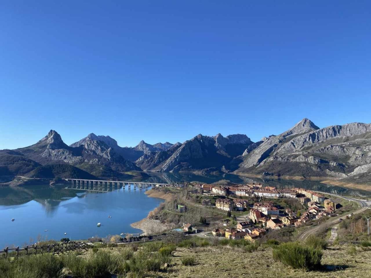 Mirador Solasierra Vistas A La Montana Y Pantano Riaño Exterior foto